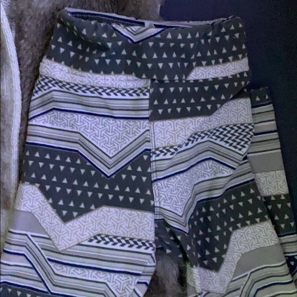 Bundle Outfit Gap Furry vest and Lularoe leggings - Picture 3 of 8